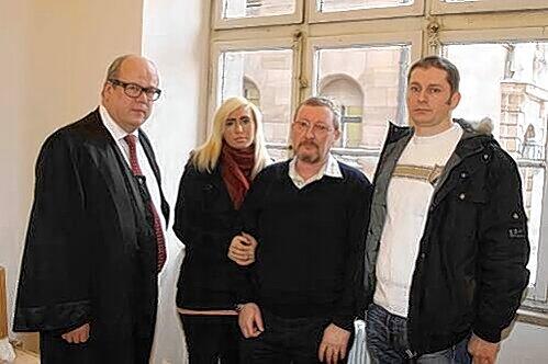 Die Familie von Elisabeth Mai mit ihrem Anwalt Robert Raab (li.). &bdquo;Alleine wäre das Geschehene nicht zu verarbeiten&ldquo;, sind sich Vater Johann, Tochter Anneliese und Sohn Johann einig.