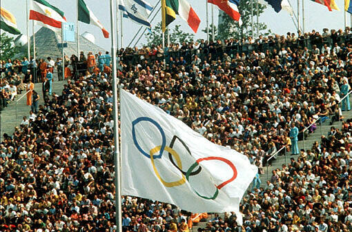 Olympia 1972 in München: Die olympische Fahne ist während der Trauerfeier im Muenchner Olympiastadion für die Opfer des palästinensischen Terroranschlages auf die israelische Olympia-Mannschaft im September 1972 auf Halbmast geflaggt.