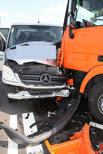 Schwerer Unfall bei Mühldorf. Ein 40-Tonner rammt einen Kleinlaster &ndash; die Bilder von der Unfallstelle