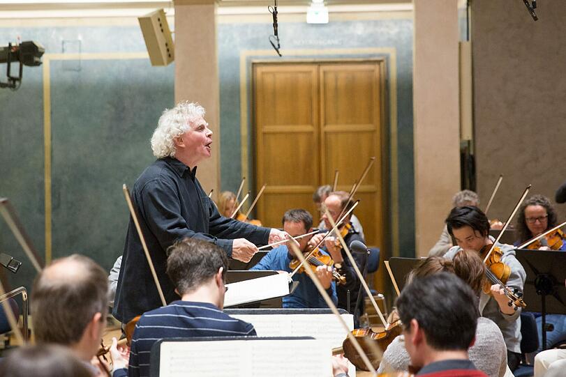 Simon Rattle nimmt einen Ausschnitt aus Beethovens Neunter auf.