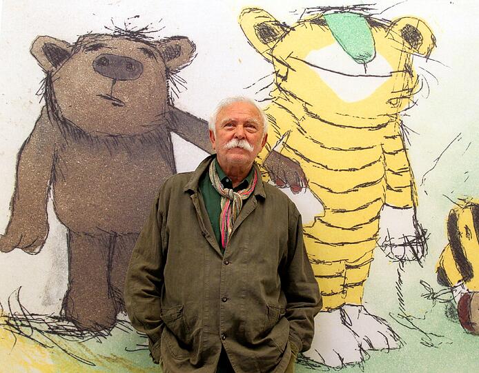 Janosch posiert vor seinem Bild &bdquo;Der Tiger mit grüner Nase&ldquo;.