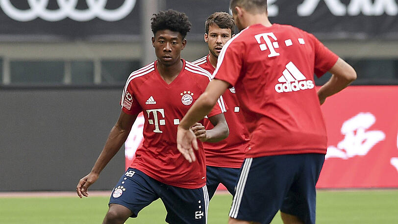 Topstar des FC Bayern &ndash; und bei den Fans in Shanghai begehrt: Linksverteidiger David Alaba. Hier im Training mit Juan Bernat und Javi Martinez (vorne).