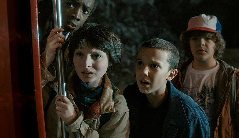 Eleven (Millie Bobby Brown, zweite von rechts) sucht mit ihren drei Freunden (von links: Caleb McLaughlin, Finn Wolfhard, Gaten Matarazzo) nach Will.