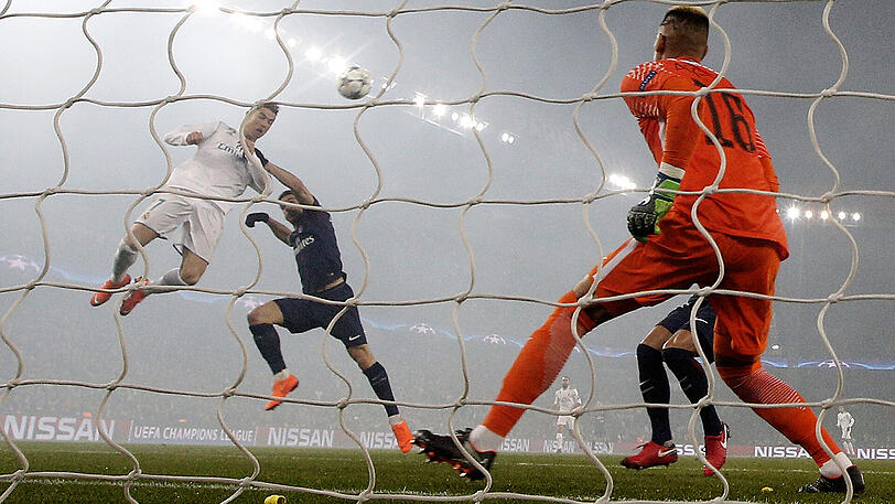 Cristiano Ronaldo (links) von Real Madrid trifft per Kopf gegen Paris St.-Germain. Torwart Alphonse Areola ist machtlos.