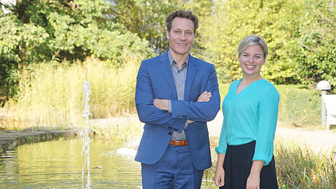 Gut gelaunt im Wahlkampf-Endspurt: die Grünen Katharina Schulze (33) und Ludwig Hartmann (40) im Innenhof der AZ.