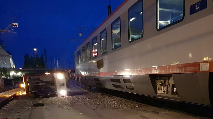Das beschädigte Entsorgungsfahrzeug und der Personenzug nach dem Unfall in der Vorstellgruppe Süd.