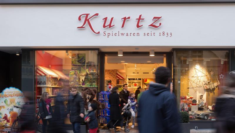 Menschen laufen am Stuttgarter Traditionsunternehmen Spielwaren Kurtz in Stuttgart vorbei. Menschen laufen am Stuttgarter Traditionsunternehmen Spielwaren Kurtz in Stuttgart vorbei.