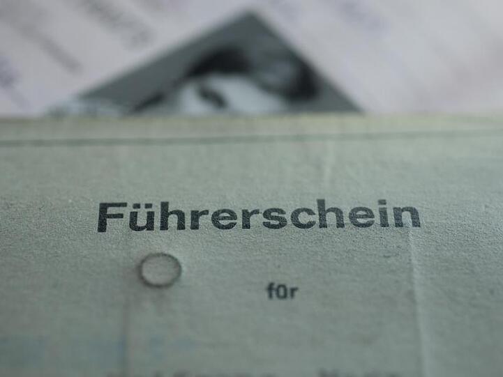 Spätestens 2033 ist Schluss: Bis dann müssen alle alten Führerscheine gegen neue Plastikkärtchen im einheitlichem EU-Standard umgetauscht sein.