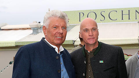 Oberbürgermeister Dieter Reiter offenbarte beim Oktoberfestbesuch des TSV 1860 ein Ultimatum in Sachen Stadion-Umbau. Wie das Sechzig-Präsident Robert Reisinger (rechts) wohl findet?
