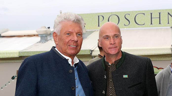 Oberbürgermeister Dieter Reiter offenbarte beim Oktoberfestbesuch des TSV 1860 ein Ultimatum in Sachen Stadion-Umbau. Wie das Sechzig-Präsident Robert Reisinger (rechts) wohl findet?