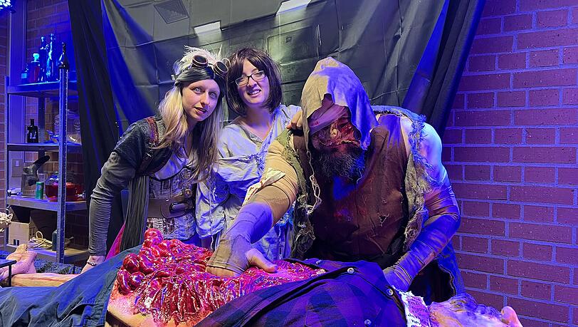 In voller Montur: Emma G. (v.l.), Sandra K. und Steffen B. haben sich in Schale geschmissen. Das haben sie unter dem Motto „Frankenstein“ für die Kinder-Halloweenfeier im Freizeittreff Freimann gemacht . Da haben sie nur eine Aufgabe – und die machen sie erschreckend gut: Die Kinder zum Gruseln bringen. In voller Montur: Emma G. (v.l.), Sandra K. und Steffen B. haben sich in Schale geschmissen. Das haben sie unter dem Motto „Frankenstein“ für die Kinder-Halloweenfeier im Freizeittreff Freimann gemacht . Da haben sie nur eine Aufgabe – und die machen sie erschreckend gut: Die Kinder zum Gruseln bringen.