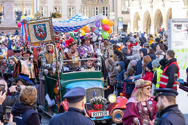 Beim Faschingsumzug der Damischen Ritter geht es quer durch die Altstadt.