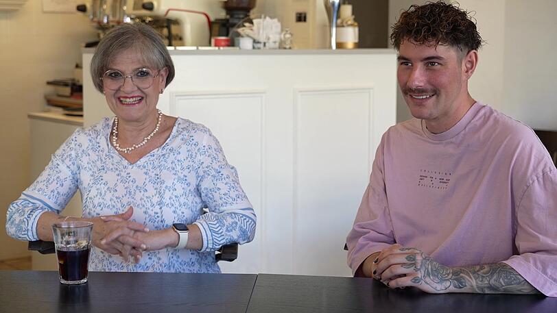 Elena und Kilian wundern sich, dass es zum dritten Mal Ravioli und geschmorte Bäckchen gibt. Elena und Kilian wundern sich, dass es zum dritten Mal Ravioli und geschmorte Bäckchen gibt.
