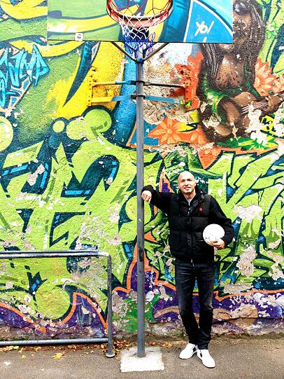 Necat Aygün im Bolzplatz-Käfig an der Glückenbachwerkstatt. Hier lernte der Löwen-Verteidiger einst das Kicken.