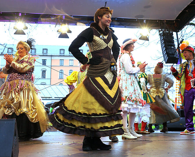 Showacts und Tanz der Marktweiber - hier gibt's die besten Bilder vom Faschingstreiben am Viktualienmarkt.