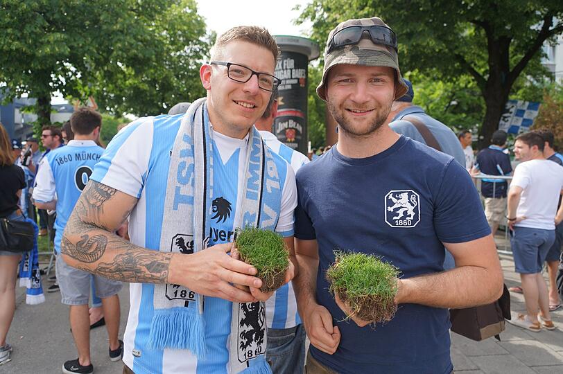 Hannes und Basti mit ihrem "heiligen Rasen"...