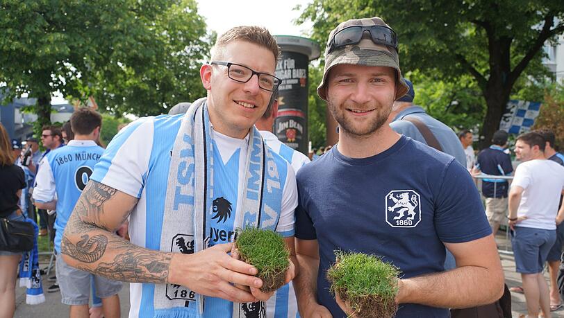 Hannes und Basti mit ihrem "heiligen Rasen"...