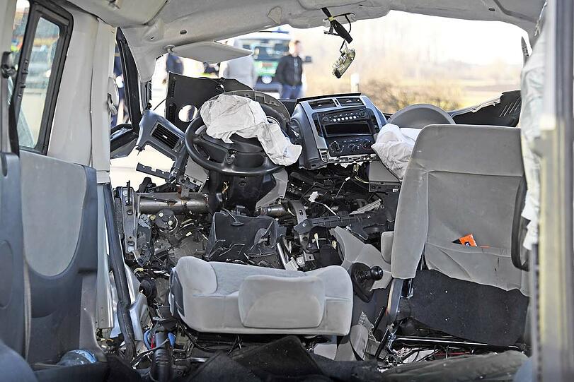 Die Fahrerin des Audi  wurde bei dem Crash getötet, die acht Insassen und der Toyota-Fahrer wurden teils schwer verletzt.