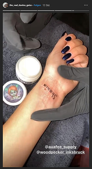 Stolz präsentiert Davina Geiss ihr neues Tattoo.