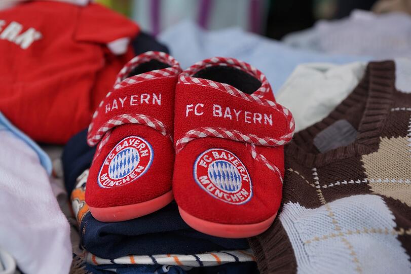 Ob's am Samstag beim Kinderflohmarkt auch Fußball-Pantoffeln gibt?