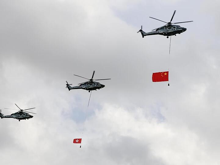 Militärhubschrauber mit einer chinesischen Nationalfahne und der Fahne der Sonderverwaltungszone Hongkong überfliegen den Goldenen Bauhinia-Plat. Es war das erste Mal seit 17 Jahren, dass keine Demonstrationen zum Jahrestag des Souveränitätswechsels am 1. Juli erlaubt waren.