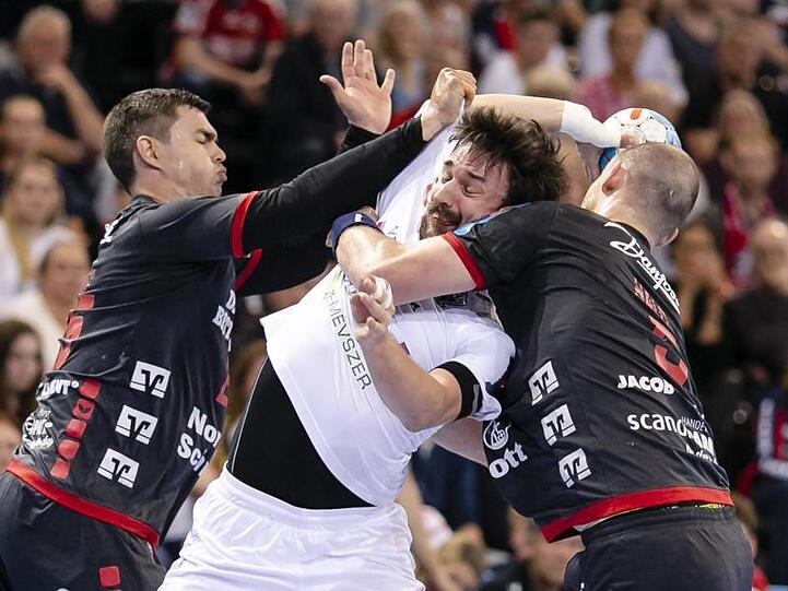Die Flensburger Rasmus Lauge (l) und Simon Hald Jensen (r) verteidigen gegen Lekai Mate von Telekom Veszprem.