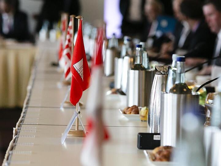 Die Flaggen der Bundesländer auf dem Tisch einer Innenministerkonferenz.