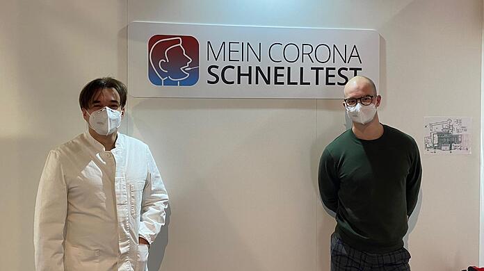 Dr. Bruce Reith und Projektleiter Kai Puschmann im Testzentrum in der Lindwurmstraße 88 (gegenüber vom KVR).