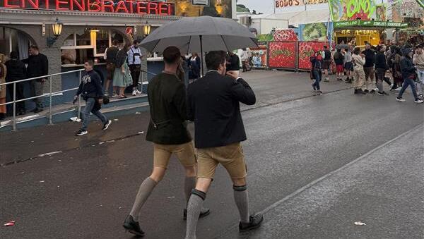 Der Regenschirm war heute das wohl wichtigste Accessoire. Der Regenschirm war heute das wohl wichtigste Accessoire.