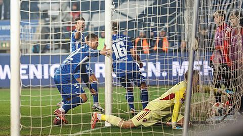 Der Anfang vom Ende: Nürnbergs Torwart Jan Reichert landet beim 0:1 mit dem Ball im Netz. Links Magdeburgs Torschütze Mateusz Zukowski.