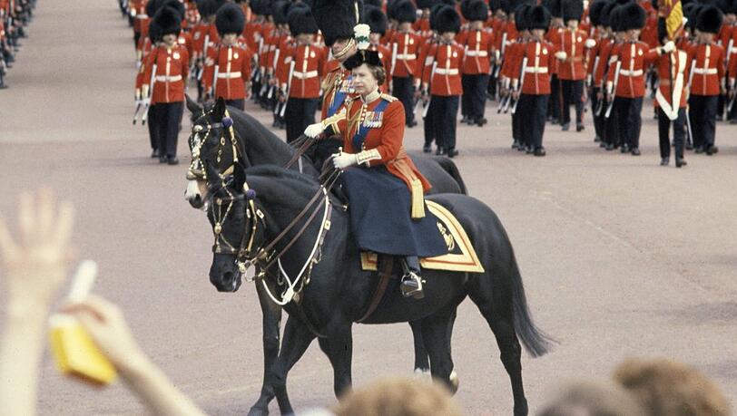Auf Queen Elizabeth II. wurde 1981 bei "Trooping the Colour" mit Platzpatronen geschossen. Auf Queen Elizabeth II. wurde 1981 bei "Trooping the Colour" mit Platzpatronen geschossen.