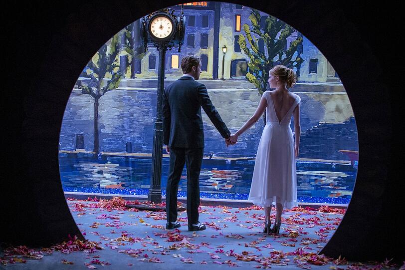 So schön kann Hollywood sein: Emma Stone und Ryan Gosling dürfen sich im Filmmusical "La La Land" in nostalgischen Bildern ineinander verlieben. Der RBB zeigt den modernen Genre-Klassiker am 1. Oktober um 20.15 Uhr. So schön kann Hollywood sein: Emma Stone und Ryan Gosling dürfen sich im Filmmusical "La La Land" in nostalgischen Bildern ineinander verlieben. Der RBB zeigt den modernen Genre-Klassiker am 1. Oktober um 20.15 Uhr.