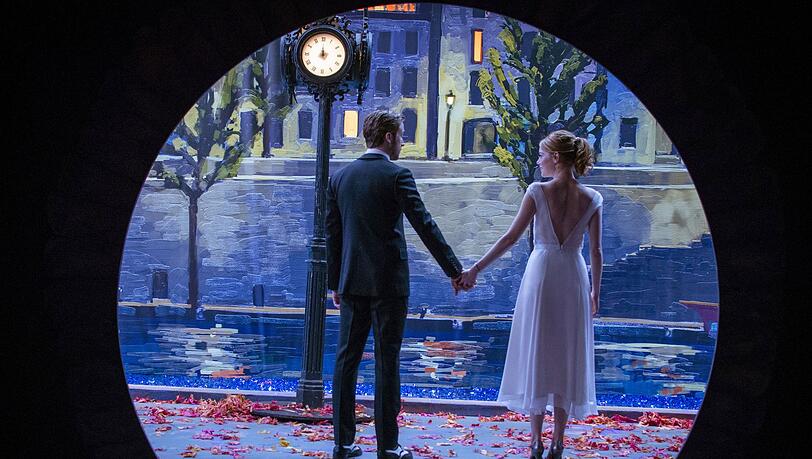 So schön kann Hollywood sein: Emma Stone und Ryan Gosling dürfen sich im Filmmusical "La La Land" in nostalgischen Bildern ineinander verlieben. Der RBB zeigt den modernen Genre-Klassiker am 1. Oktober um 20.15 Uhr. So schön kann Hollywood sein: Emma Stone und Ryan Gosling dürfen sich im Filmmusical "La La Land" in nostalgischen Bildern ineinander verlieben. Der RBB zeigt den modernen Genre-Klassiker am 1. Oktober um 20.15 Uhr.