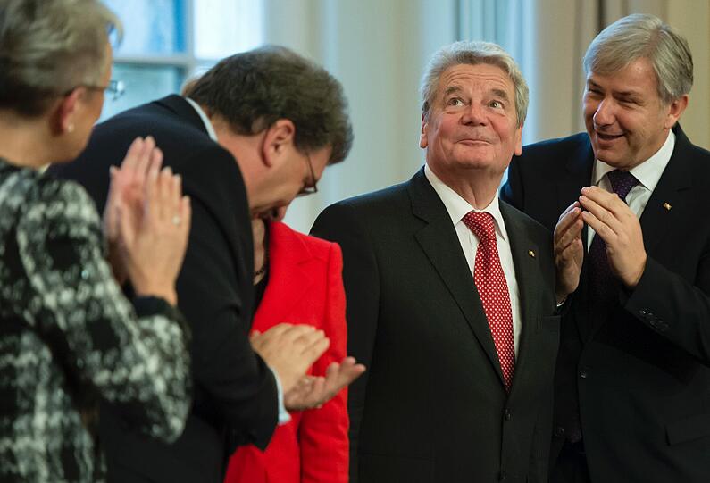 Der Praesident des Berliner Abgeordnetenhauses, Ralf Wieland (SPD, 2.v.l.), dessen Ehefrau Marianne (l.), die Lebensgefaehrtin von Bundespraesident Joachim Gauck, Daniela Schadt (3.v.l.), und Berlins Regierender Buergermeister Klaus Wowereit (SPD, r.) beklatschen am Montag (22.10.12) im Roten Rathaus in Berlin waehrend eines Empfangs des Regierenden Buergermeisters Bundespraesident Joachim Gauck. Bundespraesident Joachim Gauck stattete am Montag dem Land Berlin seinen offiziellen Antrittsbesuch ab.
