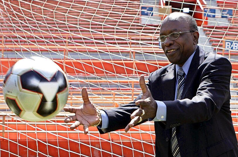 Jack Wanrer der Präsident des Nord- und Mittelamerikanischen Fußball-Verbandes (CONCACAF) soll für seine Stimme für die WM 2022 in Katar fast 2 Millionen Dollar erhalten haben.