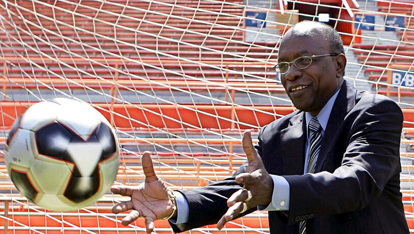 Jack Wanrer der Präsident des Nord- und Mittelamerikanischen Fußball-Verbandes (CONCACAF) soll für seine Stimme für die WM 2022 in Katar fast 2 Millionen Dollar erhalten haben. Jack Wanrer der Präsident des Nord- und Mittelamerikanischen Fußball-Verbandes (CONCACAF) soll für seine Stimme für die WM 2022 in Katar fast 2 Millionen Dollar erhalten haben.