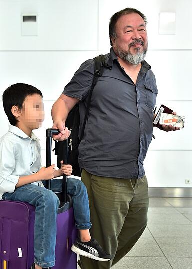 Künstler Ai Weiwei ist am Donnerstag in München gelandet: die Bilder vom Flughafen.