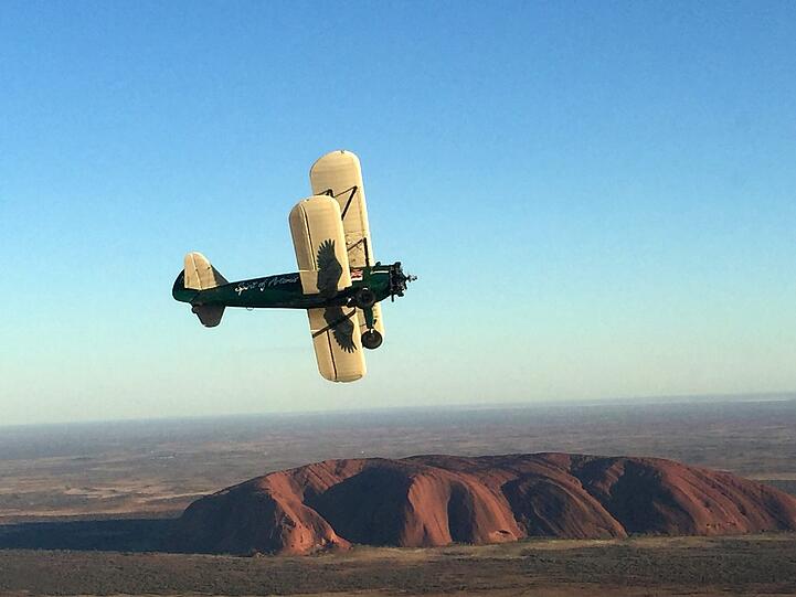 Tracey Curtis-Taylor fliegt mit ihrerm Flugzeug über den Ayers Rock in Australien. Die Britin flog in drei Monaten in über 23 Länder.