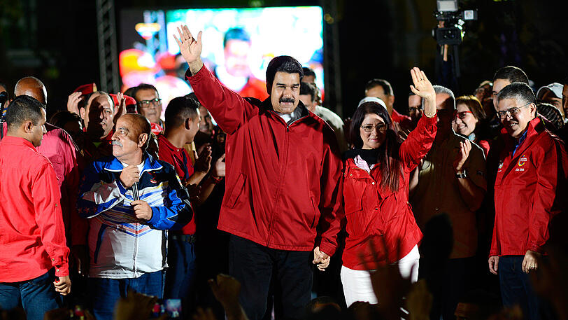 Der venezolanische Präsident Nicolás Maduro und seine Frau Cilia Flores winken in die Menge. Von Unruhen oder Wahlfälschungen will Maduro nichts wissen.