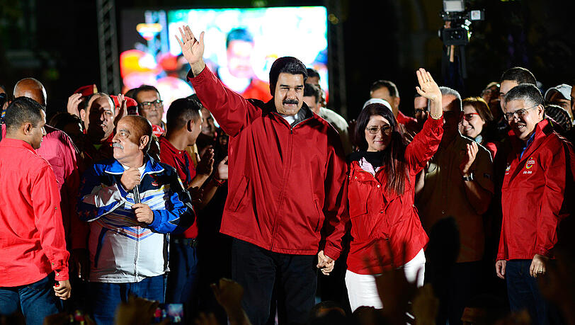 Der venezolanische Präsident Nicolás Maduro und seine Frau Cilia Flores winken in die Menge. Von Unruhen oder Wahlfälschungen will Maduro nichts wissen. Der venezolanische Präsident Nicolás Maduro und seine Frau Cilia Flores winken in die Menge. Von Unruhen oder Wahlfälschungen will Maduro nichts wissen.