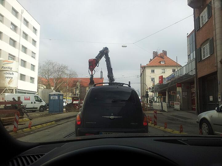 Ein Bagger blockiert die Straße. Auf der Landsberger gehört das derzeit zur Folklore.