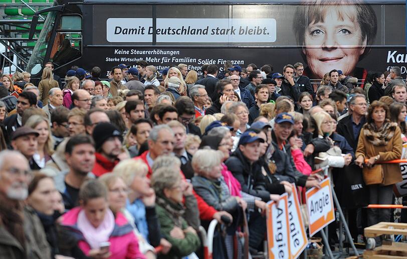 Angela Merkel und Horst Seehofer werben am Freitagabend auf dem Münchner Odeonsplatz um Stimmen für die Bundestagswahl am Sonntag.