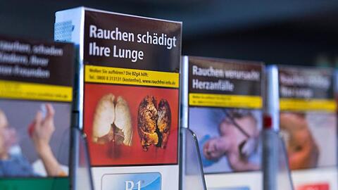 Zigarettenschachteln mit Schockbildern stehen in einem Regal. Foto: Monika Skolimowska/dpa-Zentralbild/dpa/Archivbild