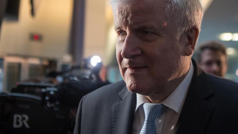 Horst Seehofer (CSU), CSU-Parteivorsitzender und Bundesminister des Inneren, Bau und Heimat, nimmt an der Sitzung des CSU-Vorstands teil. Foto: Peter Kneffel Horst Seehofer (CSU), CSU-Parteivorsitzender und Bundesminister des Inneren, Bau und Heimat, nimmt an der Sitzung des CSU-Vorstands teil. Foto: Peter Kneffel