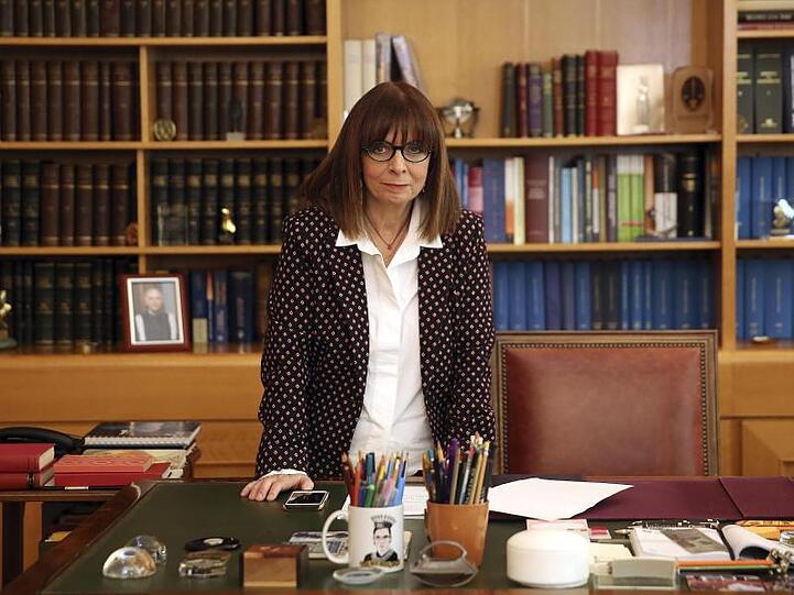 Die 63-jährige Juristin Ekaterini Sakellaropoulou wurde mit großer Mehrheit zur neuen Staatspräsidentin Griechenlands gewählt.
