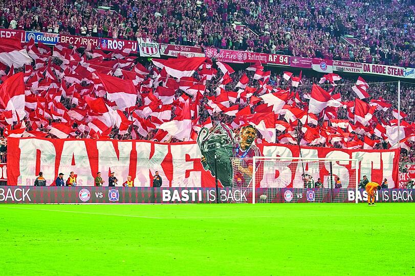 Optisch aufwändige Choreographien zaubern die Ultras in die Arena, wie hier beim Abschiedsspiel von und zu Ehren von Bastian Schweinsteiger.
