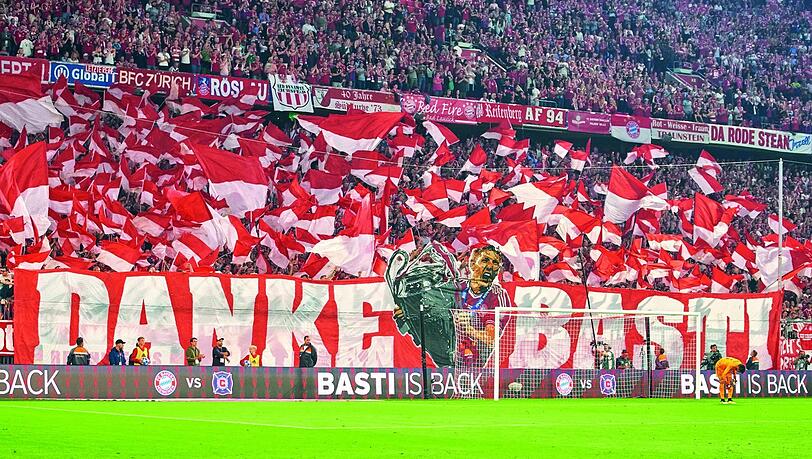 Optisch aufwändige Choreographien zaubern die Ultras in die Arena, wie hier beim Abschiedsspiel von und zu Ehren von Bastian Schweinsteiger. Optisch aufwändige Choreographien zaubern die Ultras in die Arena, wie hier beim Abschiedsspiel von und zu Ehren von Bastian Schweinsteiger.