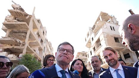 Außenminister Johann Wadephul (CDU) hatte vergangene Woche unter dem Eindruck schwerer Zerstörungen in einer Vorstadt von Damaskus Zweifel an einer raschen Rückkehr einer großen Zahl von syrischen Kriegsflüchtlingen geäußert.