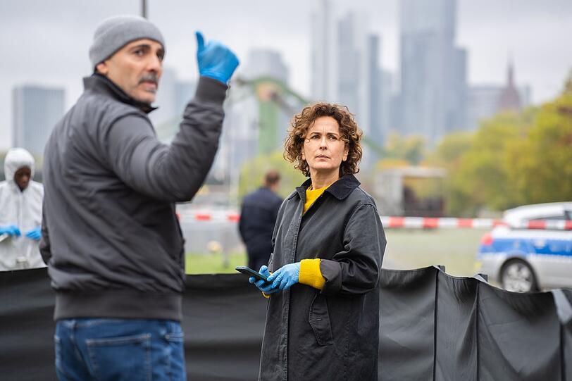 Mord vor Frankfurts Skyline: Ermittlerin Sarah Frankfurter (Marie-Lou Sellem) bekommt von Rechtsmediziner F&ecirc;ris Hahn (Billey Demirtaş) erkl&auml;rt, was er bisher &uuml;ber den Tathergang wei&szlig;.