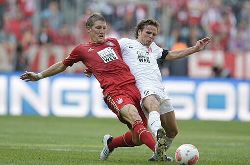 BASTIAN SCHWEINSTEIGER: Note 2. Der Boss. Und neuerdings Kopfballungeheuer &ndash; wie schon beim 6:1 gegen Stuttgart traf er wieder mit der Birne. Hrubesch lässt grüßen. Ansonsten? Souverän. Kommt in Fahrt.